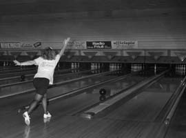 Eliana al tiro al Bowling 71